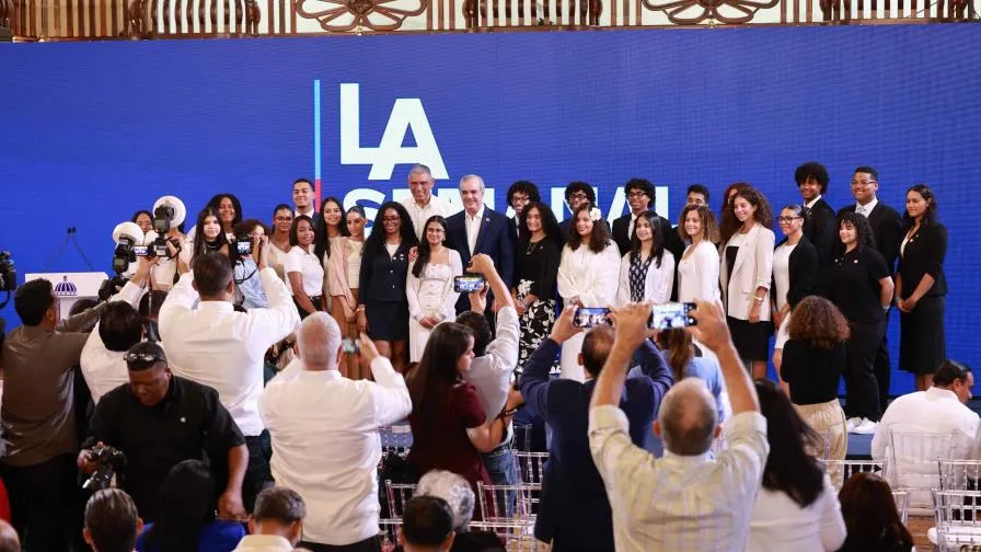 Abinader recibe a estudiantes dominicanos de Nueva York