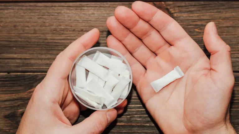 Bolsitas de cafeína: la peligrosa moda adolescente que alarma a expertos