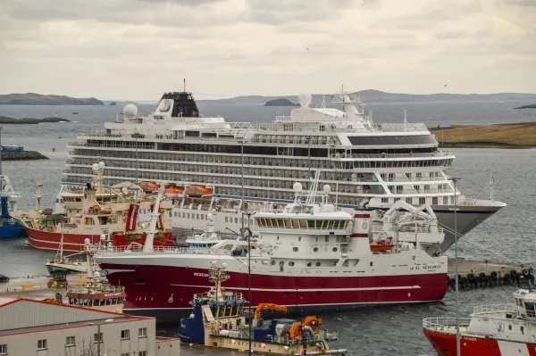 Baja en llegada de cruceros y dique seco de ferries afectan cifras de Puerto de Lerwick