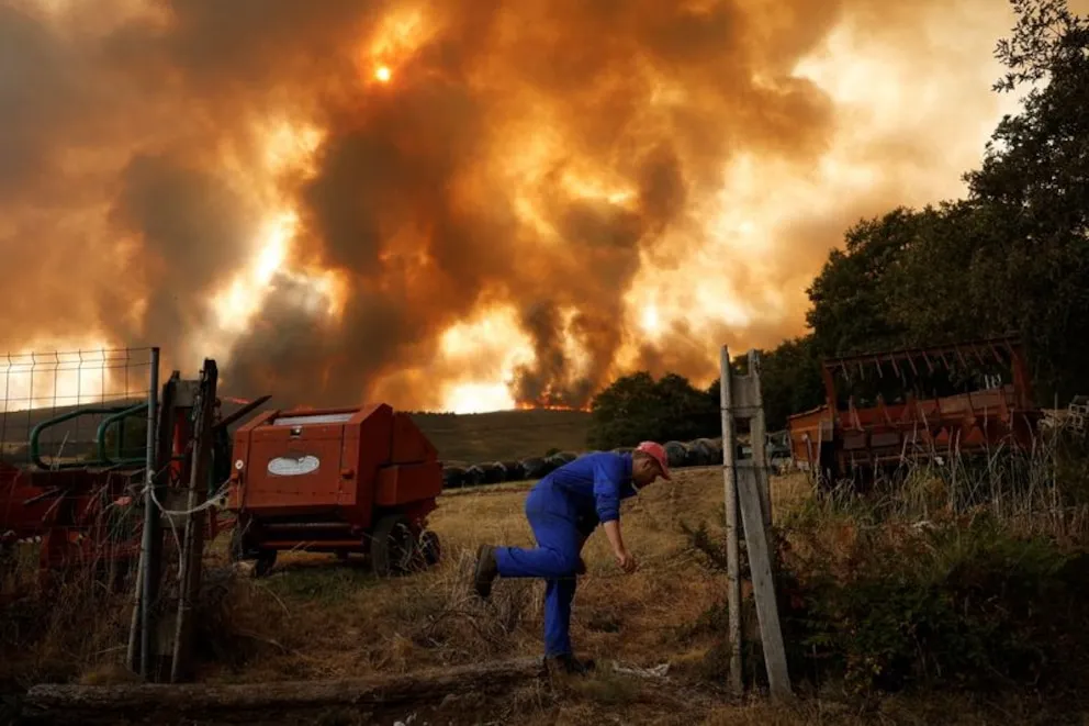 El fuego no da tregua en Castilla y León: viento aviva las llamas y ya suman veinte pueblos desalojados