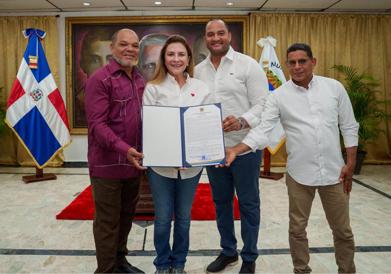 Carolina Mejía es reconocida como Visitante Distinguida del municipio de Salcedo