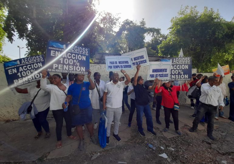 Conasalud realiza plantón frente al SNS; exigen pago de aumento salarial del 10% para el personal de salud