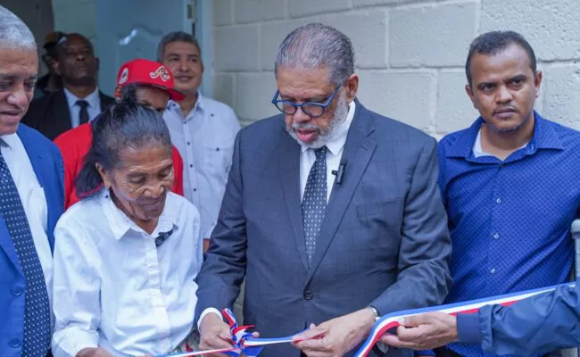 Modesto Guzmán entrega vivienda reconstruida y amueblada a señora en Boca Chica