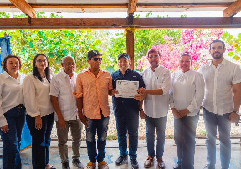Paliza entrega compensación económica y tierras a familias en Monte Grande; desarrolla agenda en San Juan