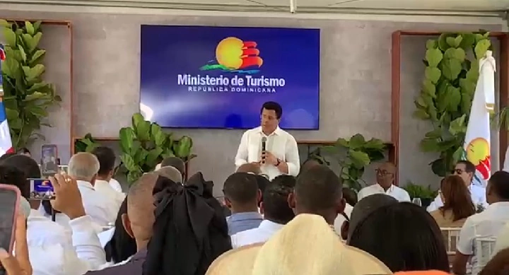 Ministro de Turismo deja iniciados trabajos de remozamiento de la Playa Linda, en San Cristóbal