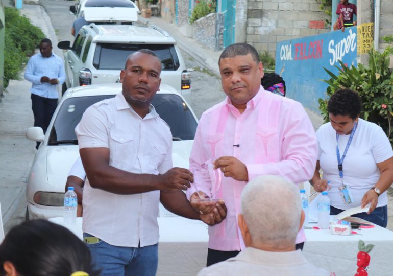 Vecinos de Ponce en Guaricano reconocen al diputado Ramón Raposo por aportes a la comunidad