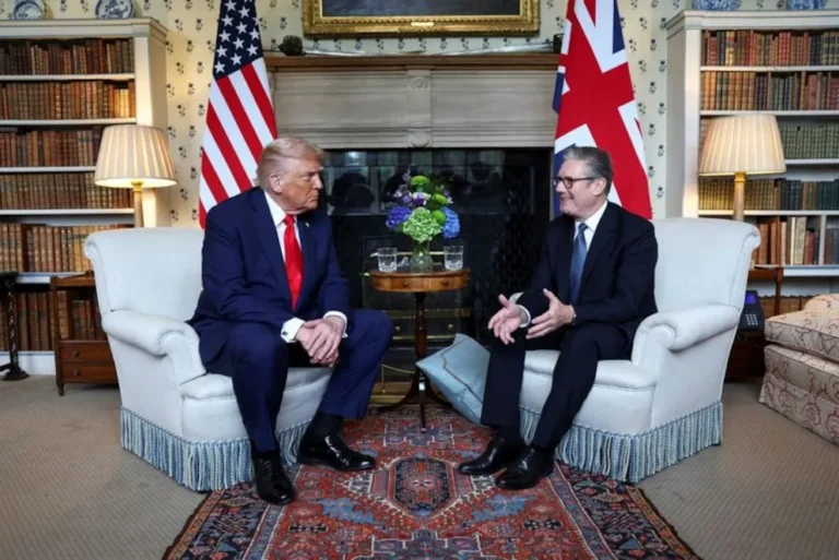 Trump aprovecha su reunión con Starmer para enviar señales diplomáticas: desconfianza hacia Putin y respaldo a Netanyahu