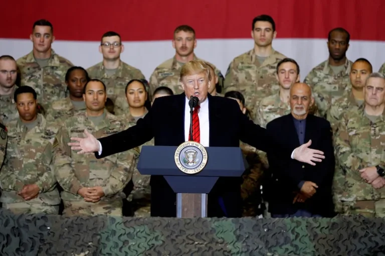 Trump dice que EE.UU. está intentando recuperar la base aérea de Bagram en Afganistán