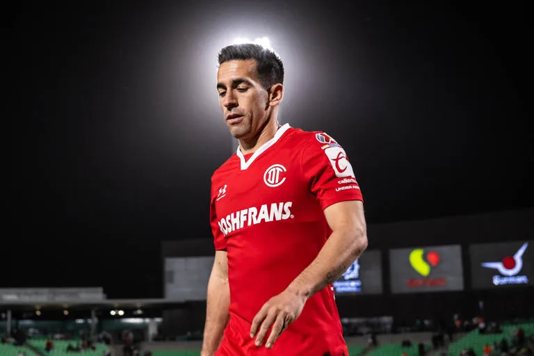 Cruz Azul subasta camisetas del partido vs Chivas para apoyar el trasplante de hígado del hijo de Fernando Navarro