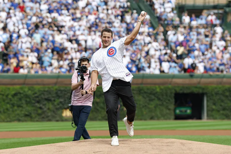 Anthony Rizzo se retira como Cachorro y casi atrapa jonrón desde las gradas de Wrigley