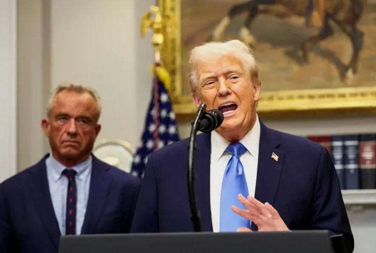Trump afirma que Tylenol en el embarazo podría estar vinculado al autismo; médicos advierten falta de evidencia