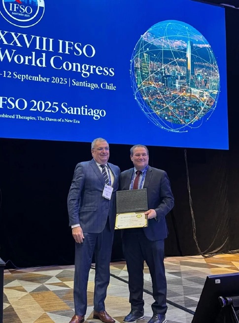 Dr. Ricardo Domingo recibe en Chile distinción de Excelencia