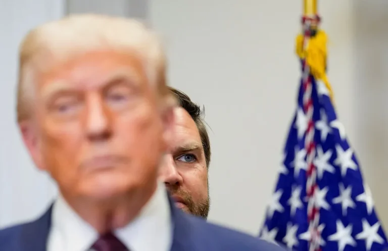 Trump amplía ofensiva diplomática y militar contra Maduro para salvaguardar seguridad de EE. UU.