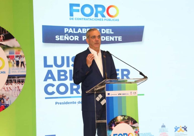 Abinader califica nueva ley de Contrataciones Públicas como herramienta que transforma las compras estatales