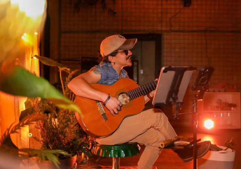 El Acusticoro celebró su primer aniversario con música íntima y voces al desnudo
