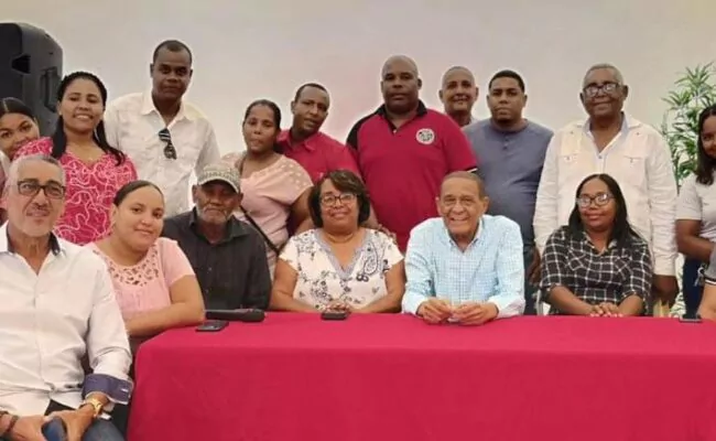 Fiquito Vásquez encabezó en Barahona encuentro con Movimiento Electoral Peñagomista; destacó presidente Abinader “ha puesto sus ojos en el Sur” y en la calidad de vida de su gente