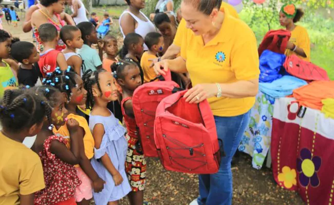 Fudonide entrega útiles escolares a niños y niñas de Punta Licey, Villa Mella