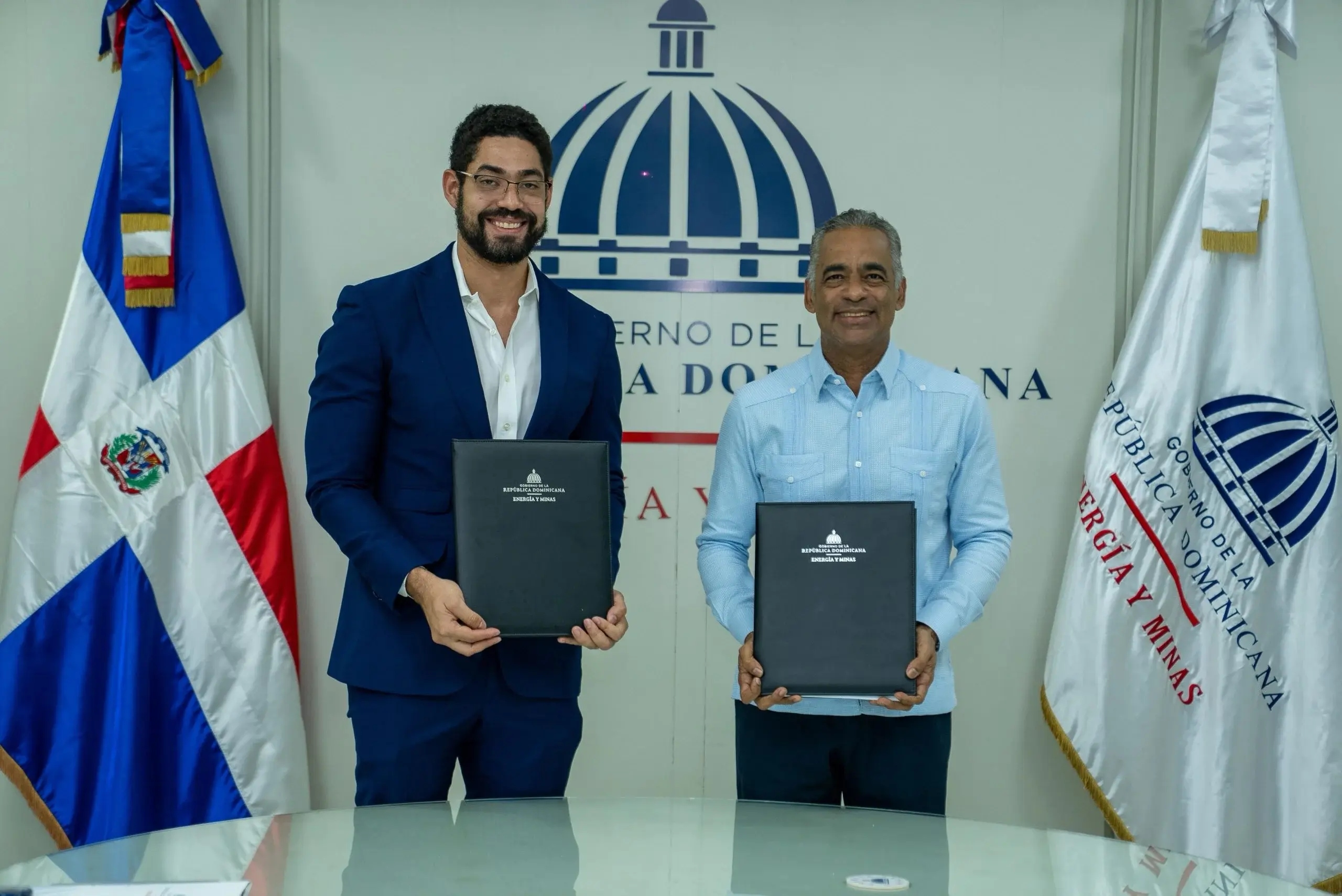 Firman contrato para explorar hidrocarburos