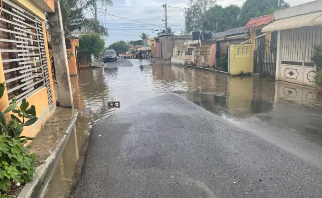 Residentes en Los Frailes exigen soluciones ante el colapso de sus calles tras lluvias