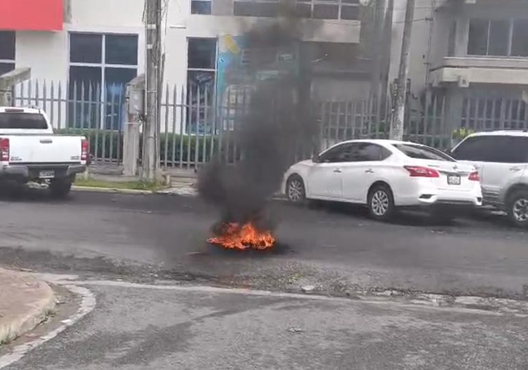 Residentes de Jardines del Norte protestan contra apagones