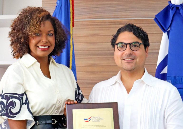 Reconocimiento con criterio técnico y enfoque ciudadano La entrega del galardón fue anunciada por la licenciada Ruth Molina, CEO de la Corporación de Medios Digitales Gelan, propietaria del portal Nuestras Instituciones Públicas, primera plataforma digital en el país dedicada exclusivamente a informar, analizar y reconocer el trabajo de las instituciones estatales y sus funcionarios. La entrega formal la realizó la vicepresidenta de Relaciones Públicas y Mercadeo, la destacada comunicadora Ruth Ocumárez, quien resaltó que la distinción es fruto de una evaluación objetiva y con criterios ciudadanos. Confirmación de una gestión activa y transparente Con este reconocimiento, la gestión de Hostos Rizik al frente de RD Vial se consolida como una de las más activas y transparentes del gobierno que encabeza el presidente Luis Abinader. Rizik ha logrado conectar con la ciudadanía mostrando resultados concretos que elevan la confianza pública. De hecho, su liderazgo ha permitido que RD Vial aparezca de manera frecuente en la seleccion de Institución Pública Destacada de la Semana y que Rizik figure de manera destacada en el Top Mensual de los Funcionarios Públicos más Activos del País, según la evaluación permanente que realiza Nuestras Instituciones Públicas. Este nuevo reconocimiento confirma que Hostos Rizik se ha convertido en un referente de gestión eficiente e innovadora, marcando un camino ejemplar para la administración pública dominicana.