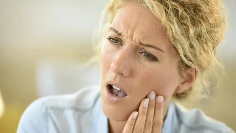 Los 6 efectos de la menopausia en tu salud bucal que no deberías ignorar