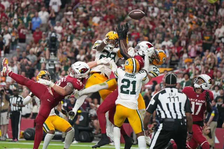 Josh Jacobs anota dos veces y Micah Parsons logra tres capturas; los Green Bay Packers vencen 27-23 a los Arizona Cardinals
