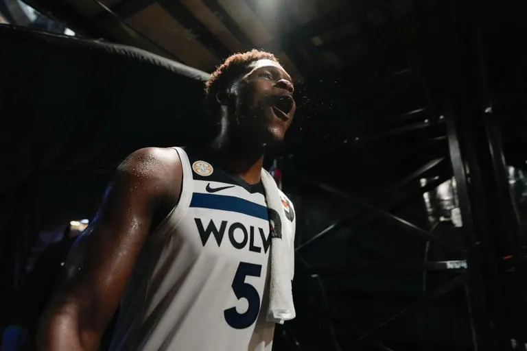 Edwards domina en la apertura: 41 puntos para liderar la remontada de los Timberwolves ante los Blazers”