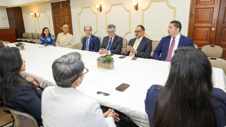Asesor legal del gobierno recibe a representantes del Foro Internacional de Salud Mental y Sistema Penitenciario.