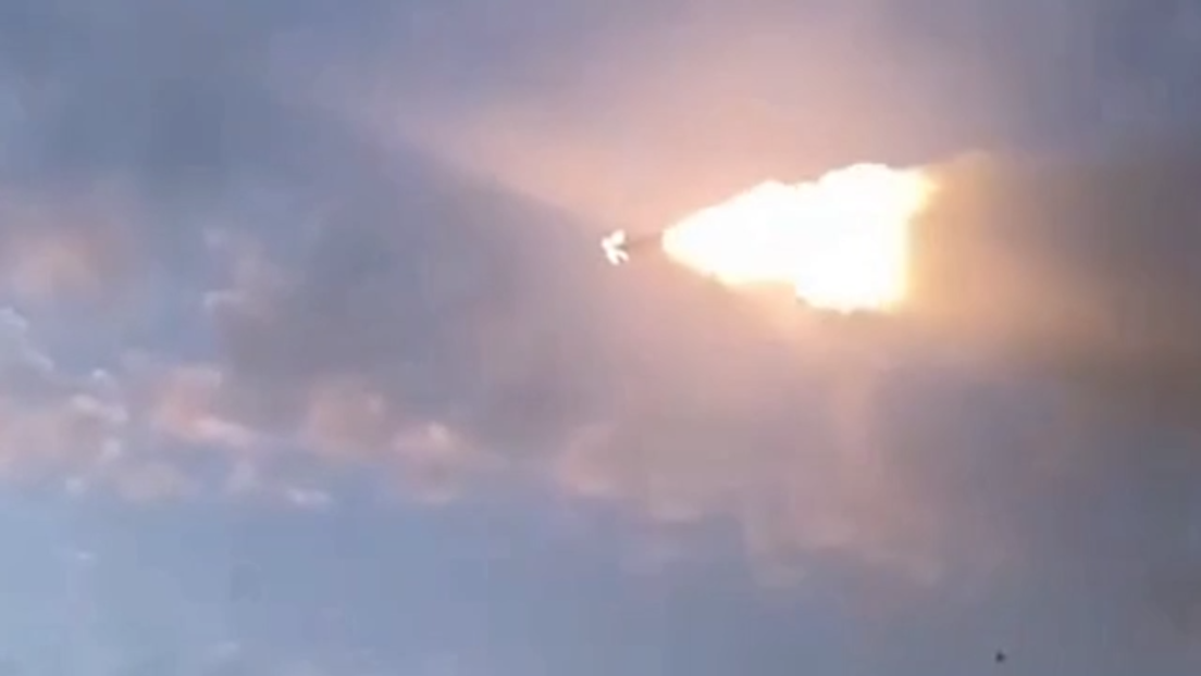 El impresionante despegue de un misil antiaéreo ruso en medio de un tranquilo atardecer
