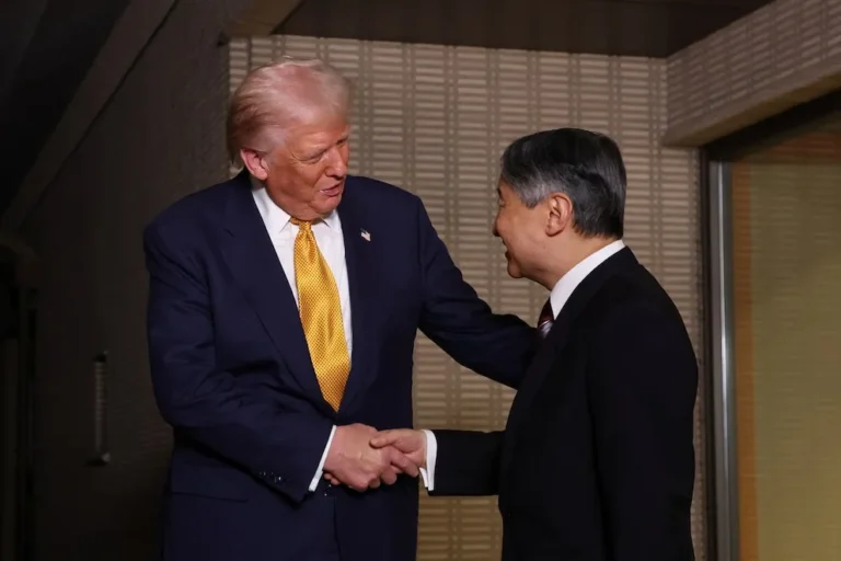 🇯🇵¡RECIBIMIENTO DE ALTURA EN JAPÓN!🇯🇵 En su llegada a Tokio, Donald Trump fue recibido en el Palacio Imperial de Tokio por el emperador Naruhito con honores diplomáticos y una ceremonia oficial