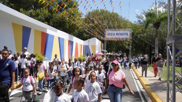 Feria Internacional del Libro sigue desarrollándose con la asistencia de miles de personas