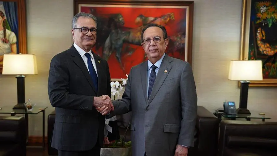 Valdez Albizu recibe la visita del presidente TSE