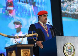 Maduro recibe doctorado 'honoris causa' por sus aportes a la doctrina defensiva de Venezuela