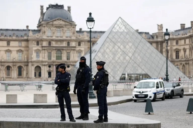 Macron prometió recuperar las joyas robadas del Louvre y llevar a los responsables ante la justicia