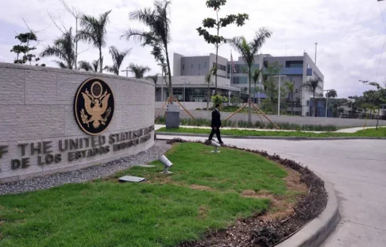 Embajada de EE. UU. en RD limita sus redes sociales por cierre del Gobierno federal; servicios de visas seguirán según "permita la situación