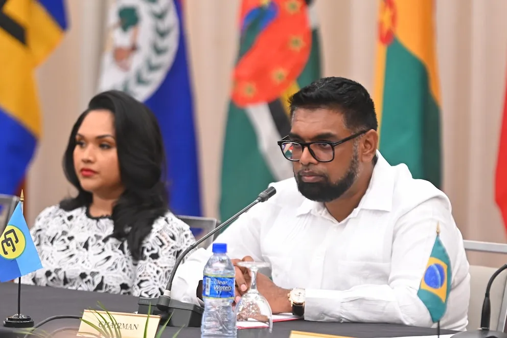 Presidente de Guyana convoca diálogo caribeño “maduro” sobre despliegue militar de EE. UU.