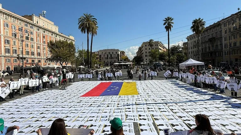 📣 Decenas de venezolanos en Roma exigen liberación de presos políticos antes de la canonización de José Gregorio Hernández y Carmen Rendiles