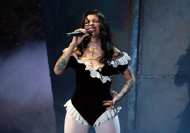Cazzu revela su lado más íntimo con “Balada Malvada”, en medio de su gira internacional