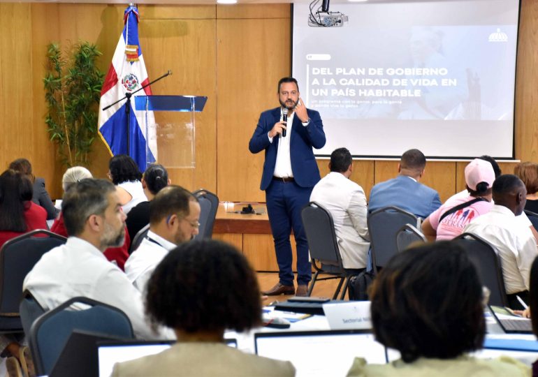 Gobierno consulta sector social para definir acciones que beneficiarán a niños, mujeres y personas envejecientes en 2026