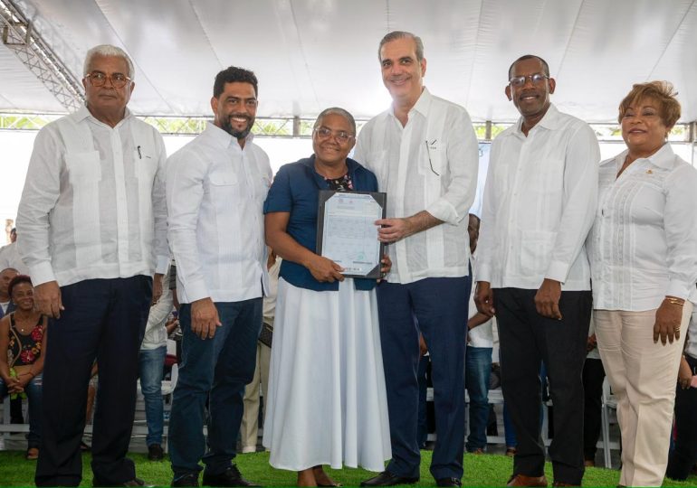 Presidente Abinader entrega 3,100 títulos de propiedad, de un total de 5,636, a familias en Palmarejo-Villa Linda