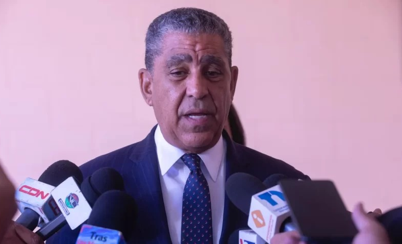 Adriano Espaillat felicita nueva embajadora de EE.UU. en la RD