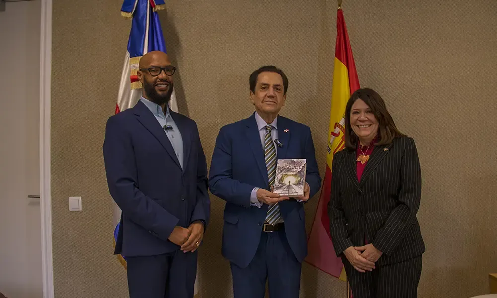 📖 “Tony Raful recibe el libro ‘Cuando la vida nos sacude’ y destaca su valor para la comunidad dominicana en España”
