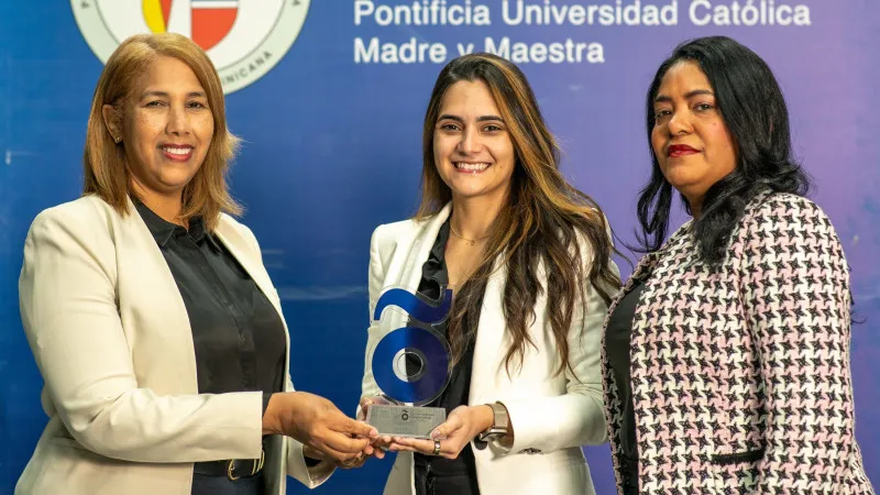 🏆📱 “Qik Banco Digital recibe premio por ‘Reputación Corporativa’ en la 5.ª Jornada de Comunicación Corporativa de la Pontificia Universidad Católica Madre y Maestra (PUCMM)”