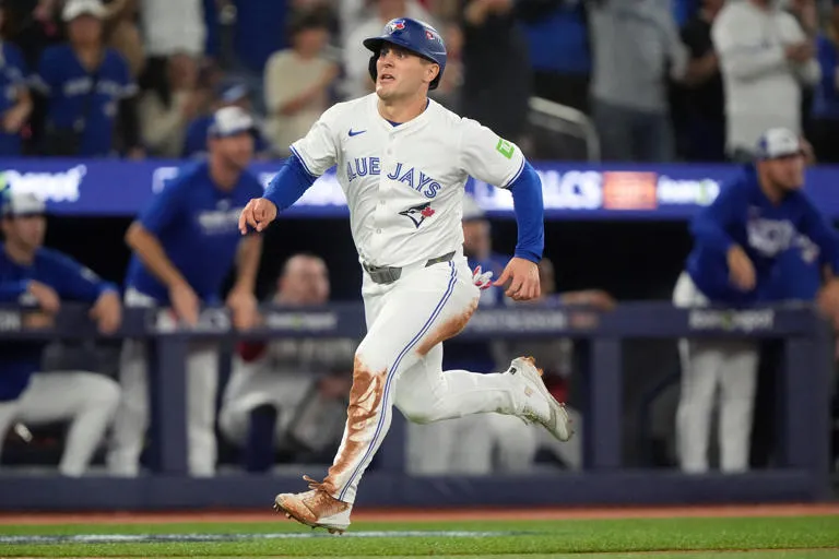 ¡LOS BLUE JAYS ASEGURAN A CUATRO PIEZAS CLAVE! Equipo ‘blinda’ a jugadores elegibles para arbitraje 🔒⚾