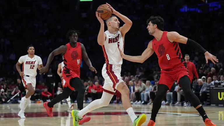 🔥🏠 “El Miami Heat responde como los mosqueteros y defiende su invicto en casa ante unos calientes Cleveland Cavaliers”
