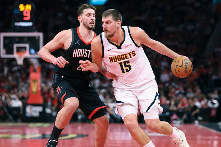 ¡CLASE MAESTRA EN LA CANCHA! Nikola Jokic le da una lección a su “aprendiz” en un duelo épico 🧠🏀