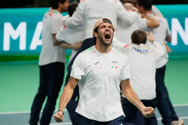 ¡TRONO REAFIRMADO! Italia conquista la Davis Cup 2025 por tercera vez consecutiva al vencer a España en la final 🎾🇮🇹
