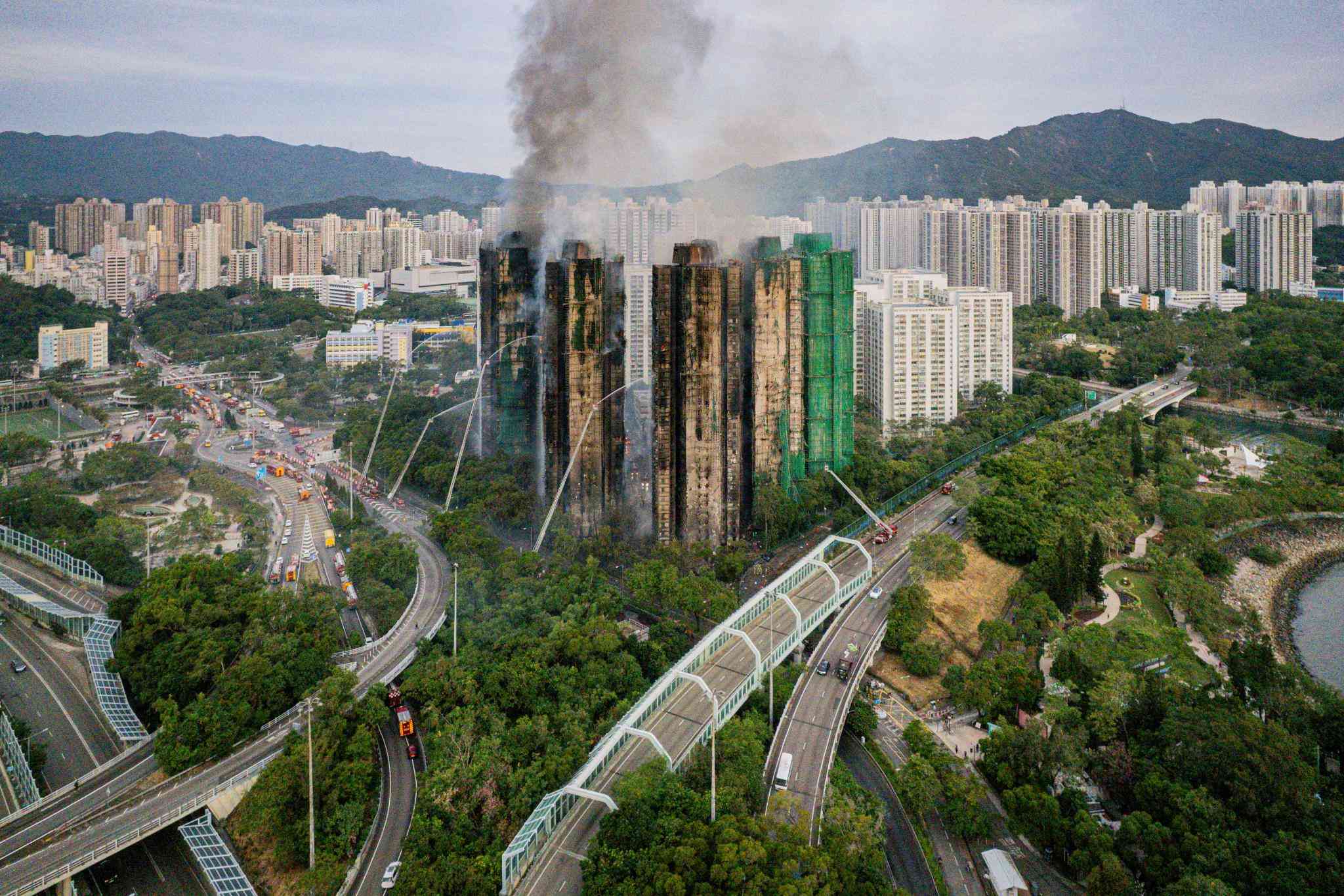 Arrestan a dos directivos encargados de la remodelación de los edificios incendiados en Hong Kong