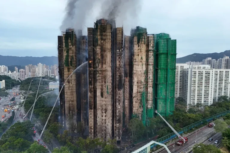 🔥 “Hong Kong busca a centenares de desaparecidos tras incendio mortal: ya van 55 muertos confirmados”